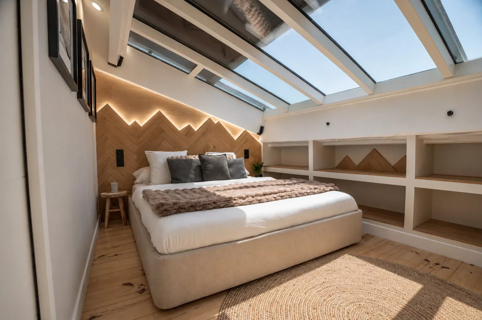 Chambre rénovée par RC Patrimoine : lit double, ciel de lit et finitions haut de gamme