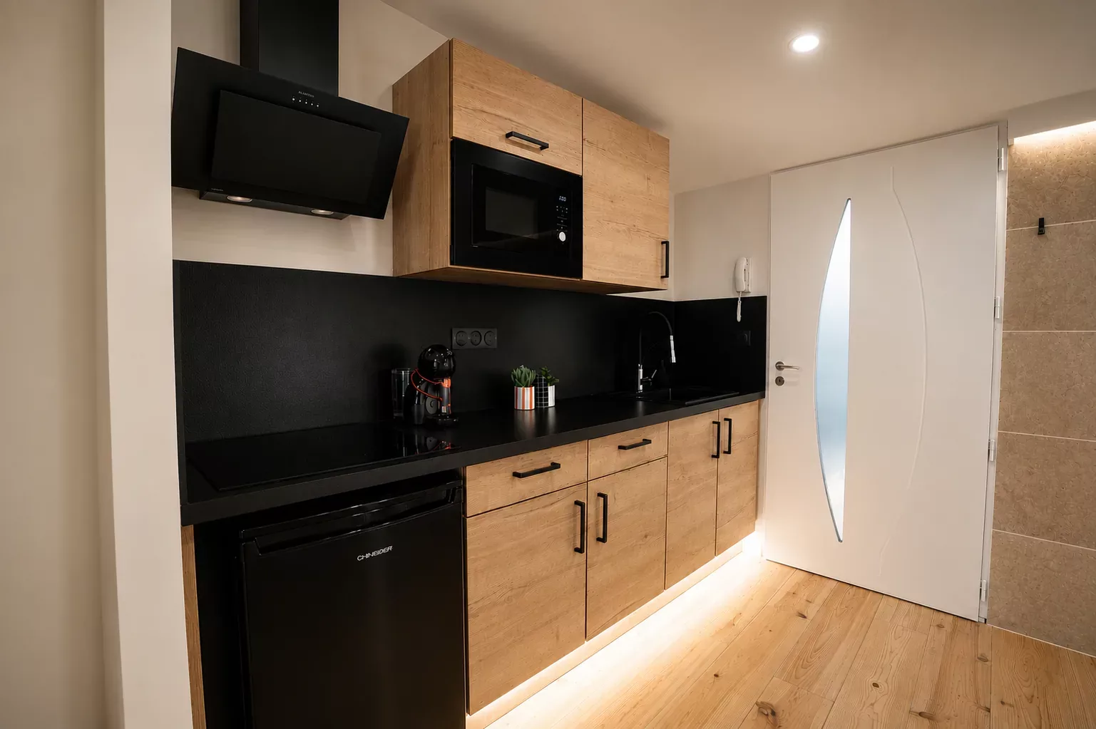 Cuisine équipée bois et noir mat, rénovation RC Patrimoine